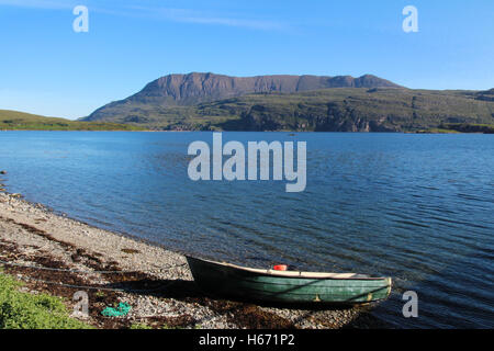 Steiniger Strand am Campingplatz auf ardmair Point, in der nähe von Ullapool, Schottland Stockfoto