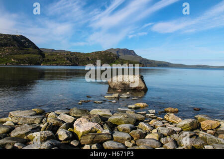 Felsigen Strand am Campingplatz auf ardmair Point, in der nähe von Ullapool, Schottland Stockfoto