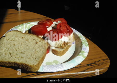 Gegrillte BLT Bacon, Salat und Tomate Sandwiches mit Hühnchen und Avocado Stockfoto