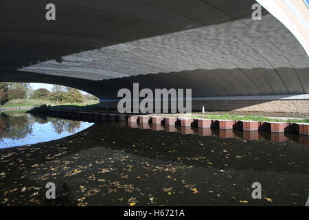 Lancaster Canal Reflexion auf Milestone Bridge Bay Gateway Stockfoto