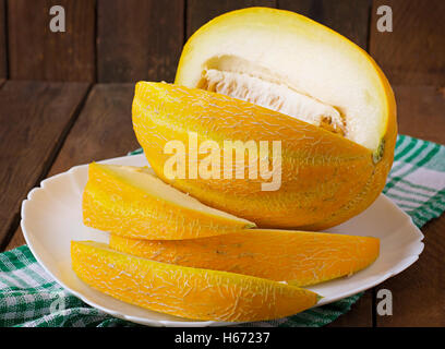 Melone in Stücke schneiden, auf einer Platte Stockfoto