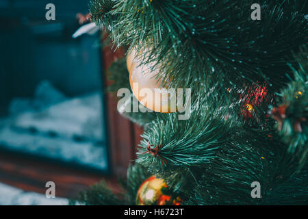 Schönes neues Jahr Zimmer mit geschmückten Weihnachtsbaum und Kamin. die Idee für Postkarten. Soft Focus. seichte dof Stockfoto