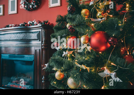 Schöne Silvester Zimmer mit geschmückter Weihnachtsbaum und Kamin. Die Idee für Postkarten. Soft-Fokus. Flachen DOF Stockfoto