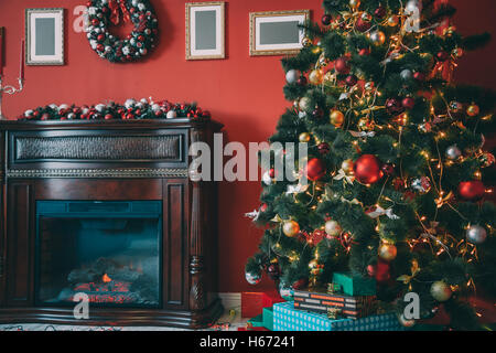 Schöne Silvester Zimmer mit geschmückter Weihnachtsbaum, Geschenke und Kamin. Die Idee für Postkarten. Soft-Fokus. Flachen DOF Stockfoto