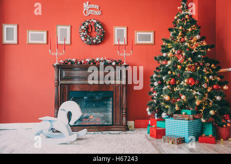 Schönes neues Jahr Zimmer mit geschmückten Weihnachtsbaum, Geschenke und Kamin. die Idee für Postkarten. Soft Focus. seichte dof Stockfoto