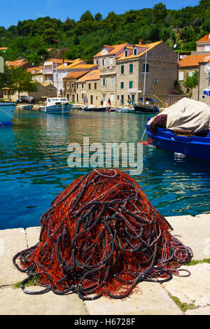 AUSLÄUFER, Kroatien - 27. Juni 2015: Szene des Fischereihafens, mit einem Fischernetz, Boote, einheimische und Touristen in das Dorf Sudu Stockfoto