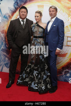 (links nach rechts) Benedict Wong, Rachel McAdams und Mads Mikkelsen, die Teilnahme an einem Ventilator-Screening für Marvels Doctor Strange im Odeon Leicester Square im Zentrum von London. Stockfoto