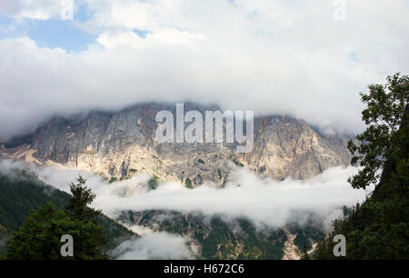 Mystische Bergszene mit Nebel umgeben. Stockfoto