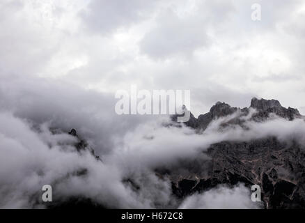 Mystische Bergszene mit Nebel umgeben. Stockfoto