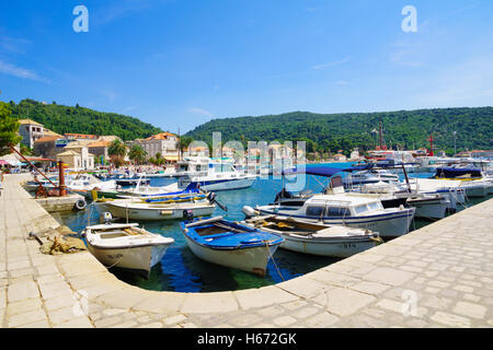 LOPUD, Kroatien - 27. Juni 2015: Szene der Fischerhafen und der Strand, mit Booten, einheimische und Touristen im Ort Lopud, Stockfoto