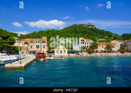 LOPUD, Kroatien - 27. Juni 2015: Szene der Fischerhafen und der Strand, mit Booten, einheimische und Touristen im Ort Lopud, Stockfoto