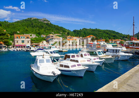 LOPUD, Kroatien - 27. Juni 2015: Szene der Fischerhafen und der Strand, mit Booten, einheimische und Touristen im Ort Lopud, Stockfoto