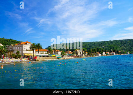 LOPUD, Kroatien - 27. Juni 2015: Szene der Fischerhafen und der Strand, mit Booten, einheimische und Touristen im Ort Lopud, Stockfoto