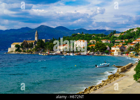 LOPUD, Kroatien - 27. Juni 2015: Szene den Hafen und den Strand mit dem Franziskanerkloster, Boote, einheimischen und Tourist Stockfoto