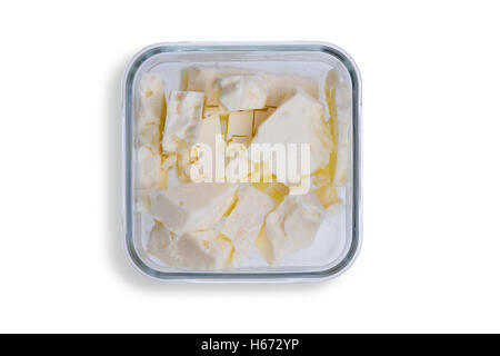 Schüssel mit kleinen Portionen voll Sahne Fetakäse aus Kuhmilch am Tisch, Draufsicht auf weiß servierbereit Stockfoto
