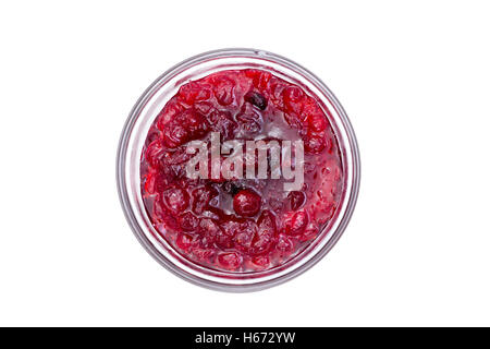 Blick von oben sehr lecker und würzig helle rote Cranberry Sauce in einzelnen Glasschüssel über isolierte Hintergrund Stockfoto