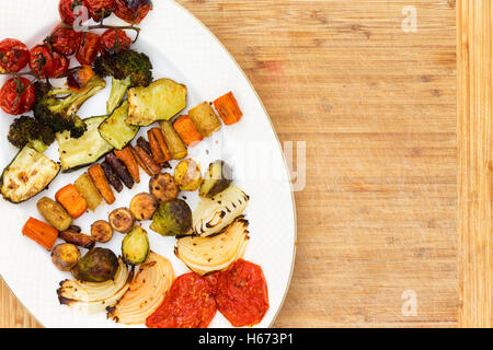 Top-down-Ansicht der gegrillt oder gebraten, Tomaten, Brokkoli, Kürbis, Karotten, Champignons, Rosenkohl und Paprika auf Platte Stockfoto