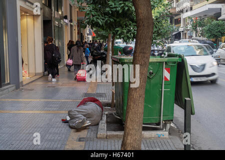Bettler liegend von einer belebten zentralen Straße in Thessaloniki, Griechenland Stockfoto