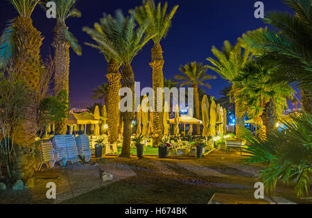 Das Strandrestaurant, versteckt unter den Palmen im Garten, Eilat, Israel. Stockfoto