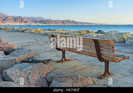 Der neue Hafen Pier verfügt über die Holzbänke, am Meer, Eilat, Israel. Stockfoto