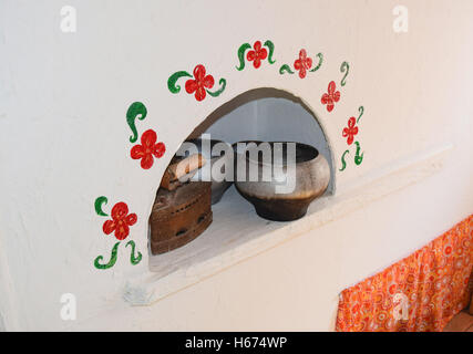 Regale mit stehend auf ihrem Geschirr aus Porzellan und Steingut. Vintage Küchenutensilien. Stockfoto