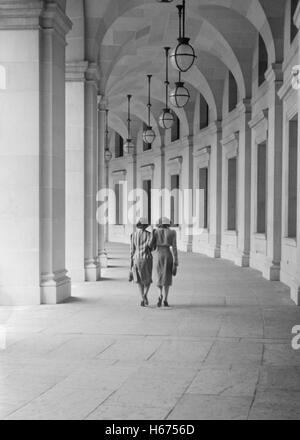 Heck Ansicht von zwei Frauen zu Fuß auf gekrümmt gehen von Benjamin Franklin Postamt führt, in der Nähe von 12th Street Pennsylvania Avenue, Washington DC, USA, David Myers für Office of War Information, Juli 1939 Stockfoto