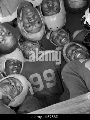 Niedrigen Winkel Ansicht von Fußballspielern im Huddle, Bethune Cookman College, Daytona Beach, Florida, USA, Gordon Parks für Office of War Information, Januar 1943 Stockfoto