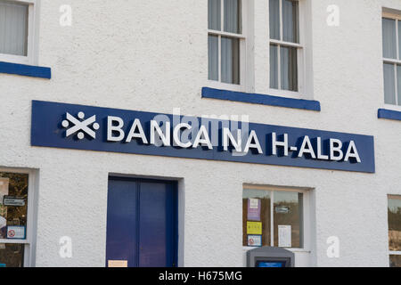 Bank of Scotland Zeichen geschrieben im gälischen in Isle Of Skye Stadt Broadford, Isle Of Skye, Schottland, Großbritannien Stockfoto