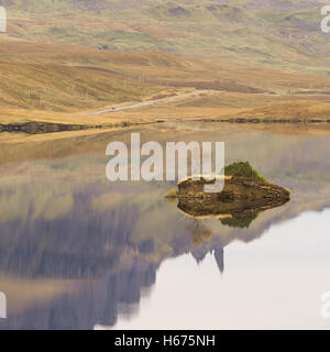 Isle of Skye Reflexionen: Alter Mann von Storr im Loch Fada reflektiert auf einem noch Herbst Tag auf der Insel Skye, Schottland, Großbritannien Stockfoto