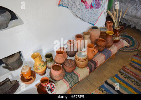 Regale mit stehend auf ihrem Geschirr aus Porzellan und Steingut. Vintage Küchenutensilien. Stockfoto