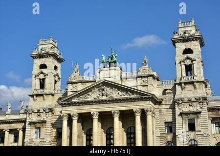 Völkerkundemuseum, ehemaliger Justizpalast, entworfen von berühmten ungarischen Architekten Hauszmann und 1896 abgeschlossen Stockfoto