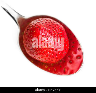 Erdbeer-Pfütze - Erdbeeren in einem Löffel mit Reflexion - sieht aus wie sie in eine Pfütze geschmolzen ist. Stockfoto
