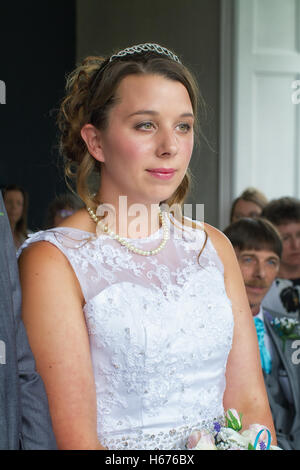 Braut an ihrem Hochzeitstag, während der Zeremonie, wo sie heiraten wird Stockfoto