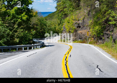 Bergstraße mit malerischen Panorama im Hintergrund. Linke Hälfte des Bildes enthält Felsvorsprung der Appalachian Berge Stockfoto
