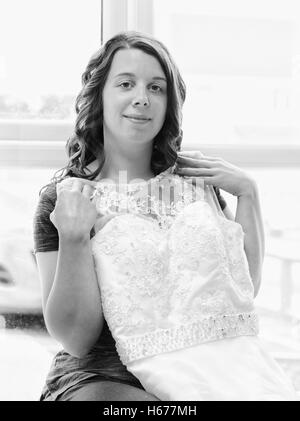Aufgeregt, Braut, Brautkleid, aufgenommen im Hochformat in schwarz und weiß zu halten Stockfoto