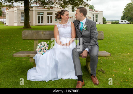 Frisch verheiratete Mann und Frau, die formale Fotos auf ihrer Hochzeit Stockfoto