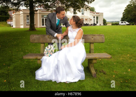 Frisch verheiratete Mann und Frau, die formale Fotos auf ihrer Hochzeit Stockfoto