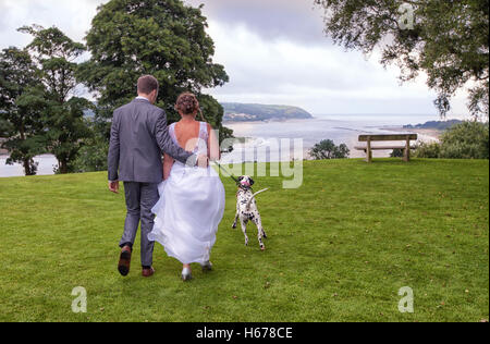 Braut und Bräutigam und ihren Hund bei ihrer Hochzeit. Dalmatiner mit seinem frisch vermählte Besitzer. Stockfoto