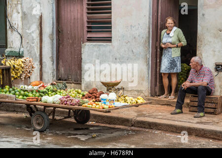 Produkte Warenkorb auf Straße, Alt-Havanna, Kuba. Stockfoto