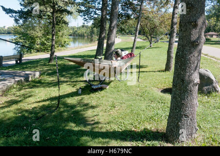 Wanderpfade zum Entspannen in der Hängematte genießen die Aussicht auf Lake Calhoun & wahrscheinlich einen guten Roman lesen. Minneapolis Minnesota MN USA Stockfoto
