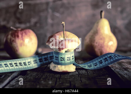 Magersucht dünne Mess Apfel Stockfoto
