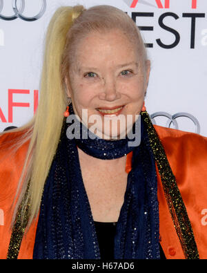 Sally Kirkland kommt beim AFI FEST 2015 von Audi Herzstück Gala Screening von "wo zu erobern Nexr' an Egyptian Theatre am 7. November 2015 in Hollywood, Kalifornien vorgestellt. Stockfoto