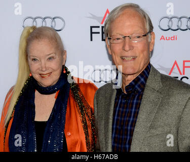 Sally Kirkland und Richard Chamberlain kommt beim AFI FEST 2015 von Audi Herzstück Gala Screening von "wo zu erobern Nexr' an Egyptian Theatre am 7. November 2015 in Hollywood, Kalifornien vorgestellt. Stockfoto