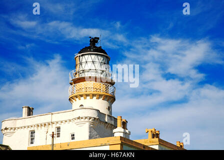 Ein Blick auf den alten stillgelegten Leuchtturm auf der Burg bei Kinnaird Head, Fraserburgh, Aberdeenshire, Schottland, UK. Stockfoto