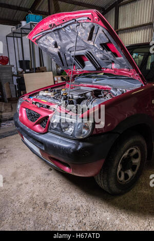 Vertikale Schuss von Auto in Garage mit Haube, repariert oder gewartet werden. Stockfoto