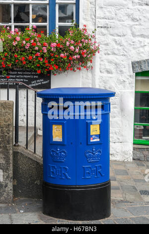 Blauer Briefkasten befindet sich in St. Peter Port, Guernsey, Channel Islands. Stockfoto