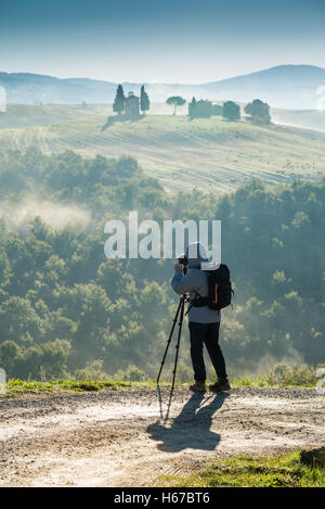 Fotograf Aufnahmen in Landschaft San Quirico D'Orcia, Toskana Landschaft, Italien, EU, Europa Stockfoto