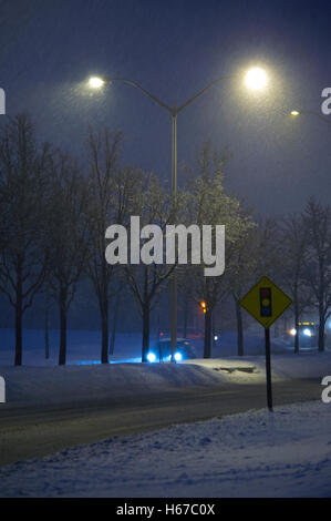 Schnee, der auf einer verlassenen Straße in der Nacht in Toronto Vororte Stockfoto