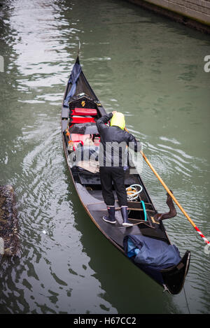 Gondeln fahren neben Dogenpalast unter der Seufzerbrücke (Ponte dei Sospiri), Venedig, Italien, EU, Europa Stockfoto