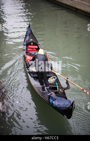 Gondeln fahren neben Dogenpalast unter der Seufzerbrücke (Ponte dei Sospiri), Venedig, Italien, EU, Europa Stockfoto